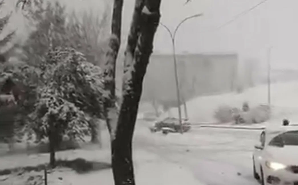 Düzce’de kar yağışı nedeniyle kayganlaşan yolda kontrolden çıkan otomobilin kaldırıma