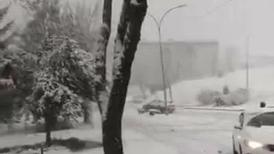 Düzce’de kar yağışı nedeniyle kayganlaşan yolda kontrolden çıkan otomobilin kaldırıma