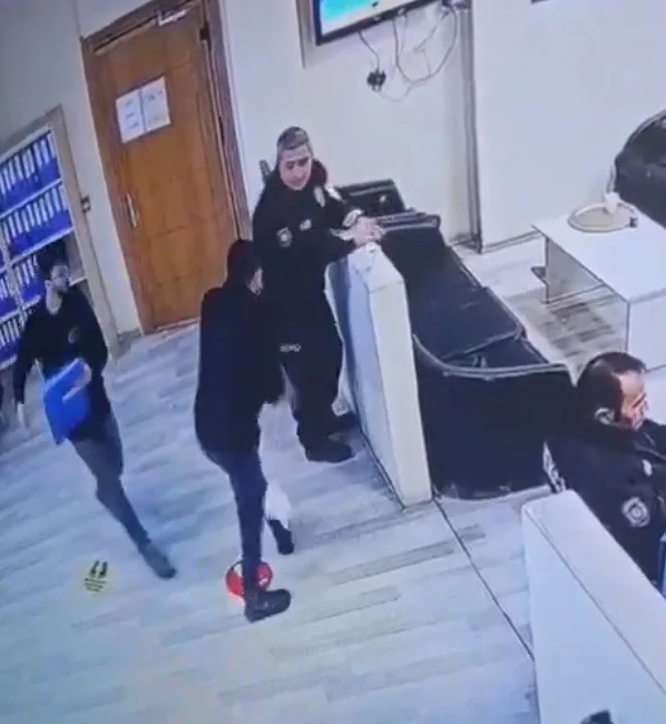 Kartal’da polis merkezinde bir şahıs, müracaatçı gibi davranarak yanında bulunan