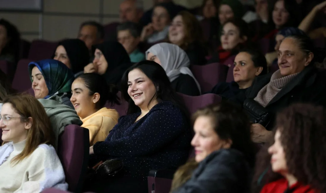 Kartepe’de “Deliriyorum Ben Haberin Olsun” adlı yetişkin tiyatro oyunu, izleyicilerden