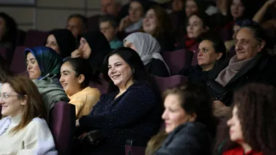 Kartepe’de “Deliriyorum Ben Haberin Olsun” adlı yetişkin tiyatro oyunu, izleyicilerden