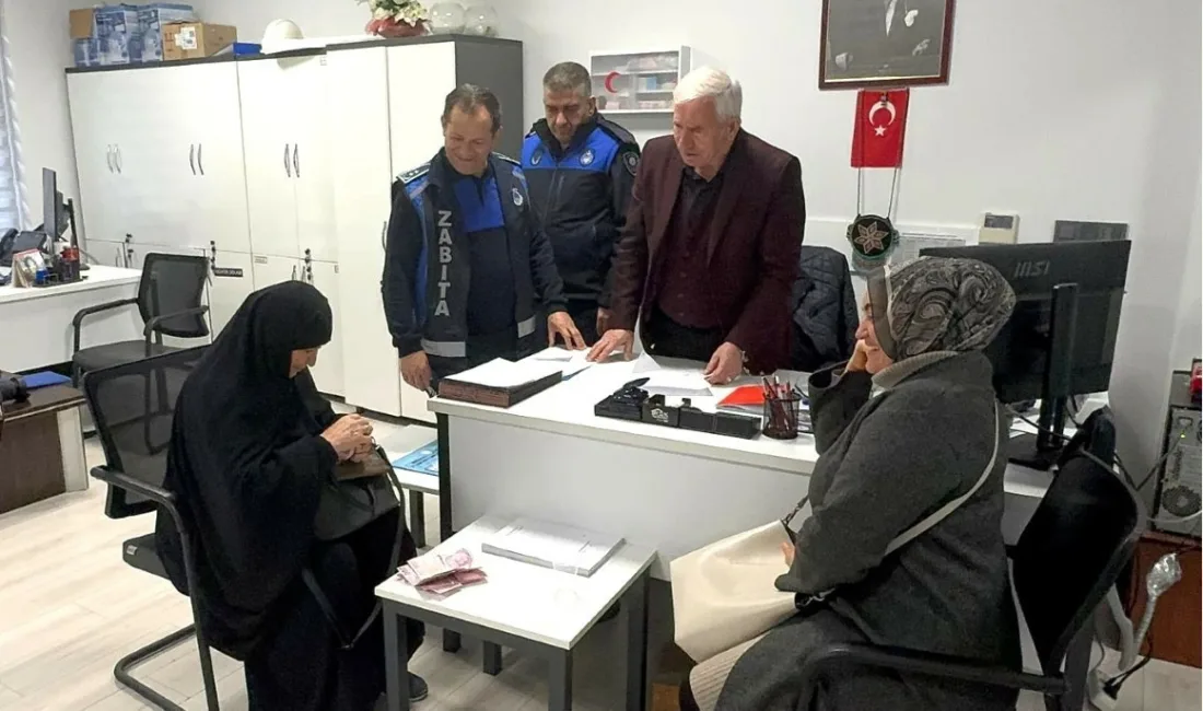 Kartepe’de pazar denetimi sırasında zabıta ekiplerince bulunan cüzdan, sahibine ulaştırıldı.