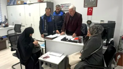 Kartepe’de pazar denetimi sırasında zabıta ekiplerince bulunan cüzdan, sahibine ulaştırıldı.