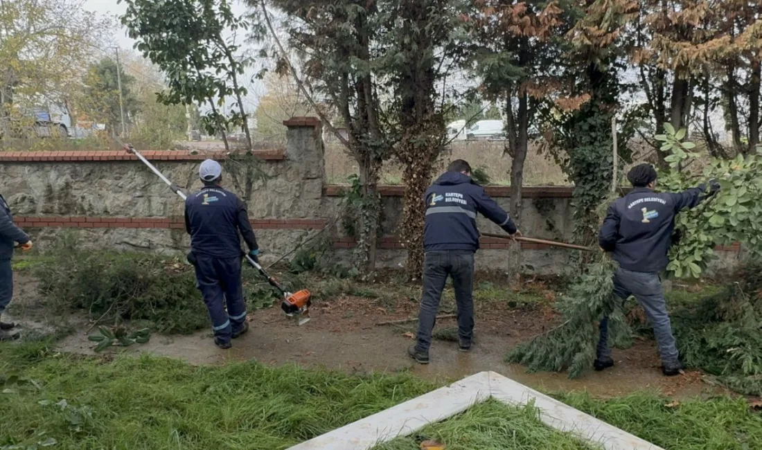 Kartepe Belediyesi ekiplerince ilçe genelindeki mezarlıklarda temizlik ve bakım çalışması