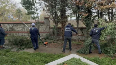 Kartepe Belediyesi ekiplerince ilçe genelindeki mezarlıklarda temizlik ve bakım çalışması
