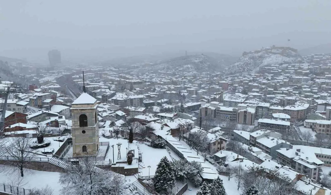 Kastamonu’da gece saatlerinden itibaren devam eden kar yağışı kent merkezini
