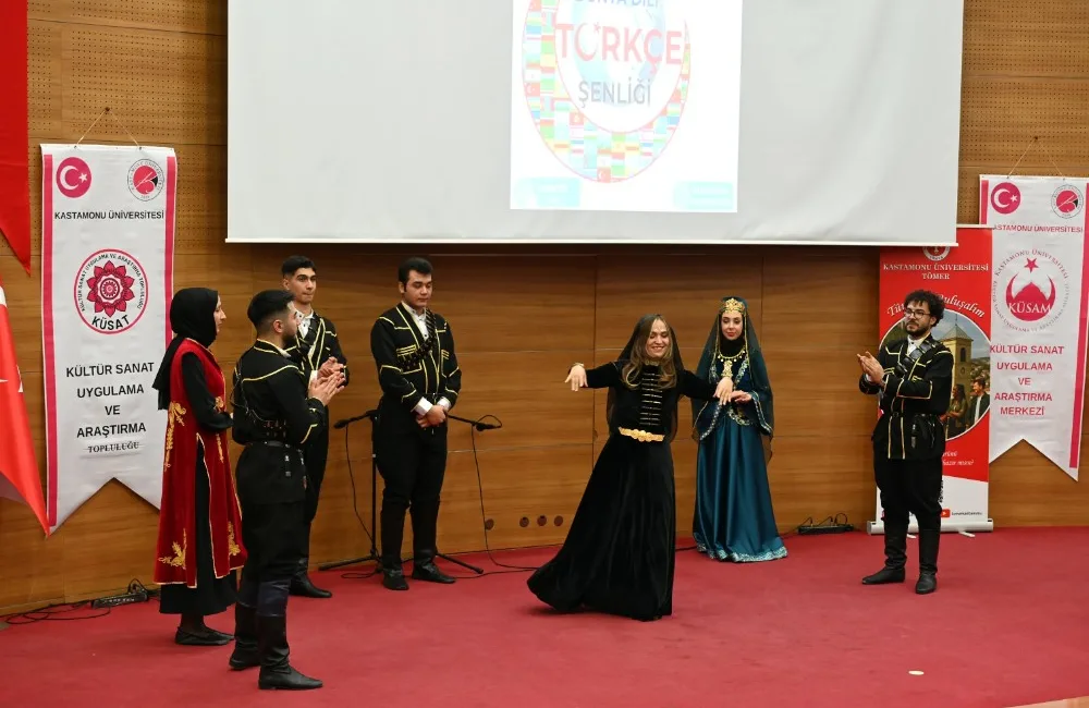 Kastamonu Üniversitesi’nde “Dünya Dili Türkçe Günü” dolayısıyla düzenlenen şenlik renkli