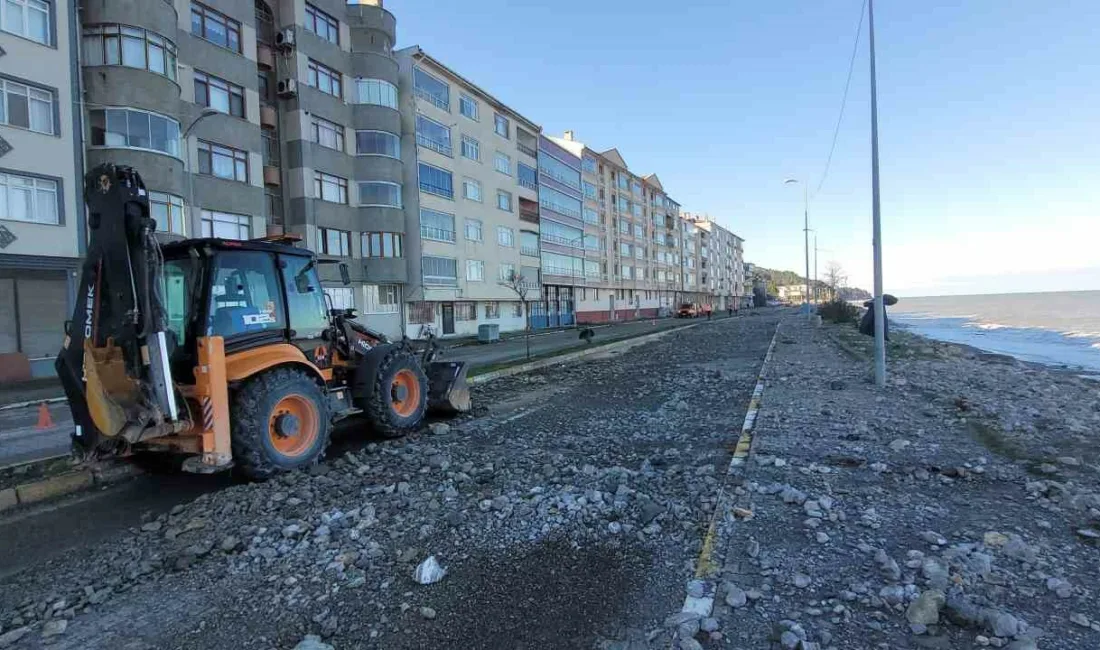 Kastamonu’da kıyı şeridi boyunca etkili olan fırtına sırasında dev dalgaların