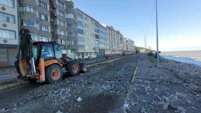 Kastamonu’da kıyı şeridi boyunca etkili olan fırtına sırasında dev dalgaların