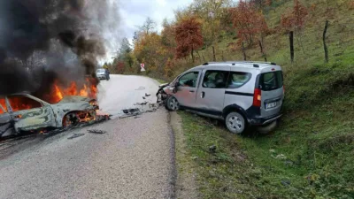 Kastamonu’nun Çatalzeytin ilçesinde hafif ticari araç ile otomobilin çarpıştığı kazada