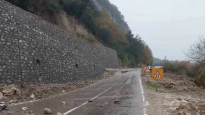 Kastamonu’nun Cide ilçesinde heyelan sebebiyle Cide-Bartın kara yolu çöktü. Ulaşıma