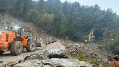 Kastamonu’da heyelan sebebiyle kapanan İnebolu-Doğanyurt-Cide karayolu, ekiplerin çalışmasıyla ulaşıma açıldı.