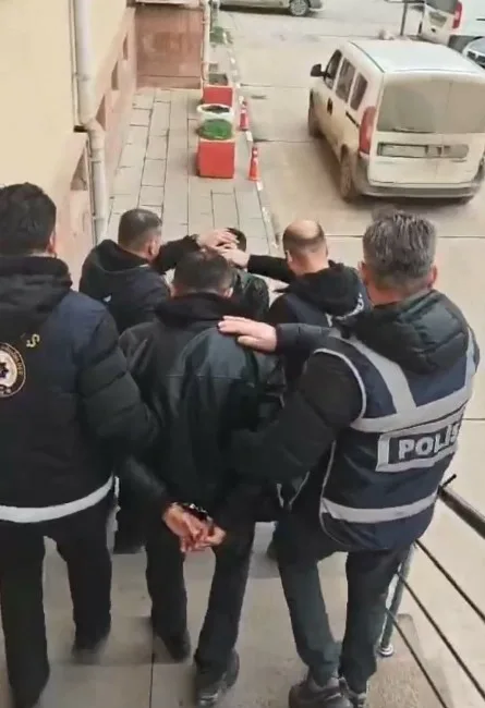 Kastamonu’da bir iş yerini kurşunladıkları gerekçesiyle gözaltına alınan 3 şüpheliden
