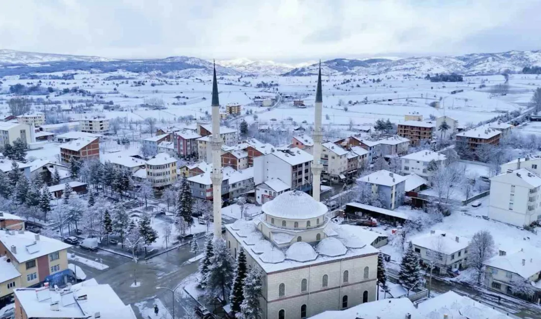 Kastamonu’da etkili olan kar yağışı yüksek rakımlı ilçeleri beyaza bürüdü.