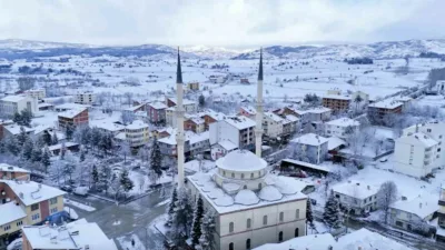 Kastamonu’da etkili olan kar yağışı yüksek rakımlı ilçeleri beyaza bürüdü.