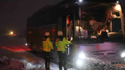 Kastamonu’da etkili olan yoğun kar yağışı sebebiyle bazı yollar ağır