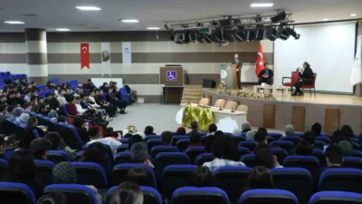 Karabük Üniversitesinde (KBÜ) düzenlenen “Cloud Day” etkinliğinde, bilişim sektörünün profesyonelleri