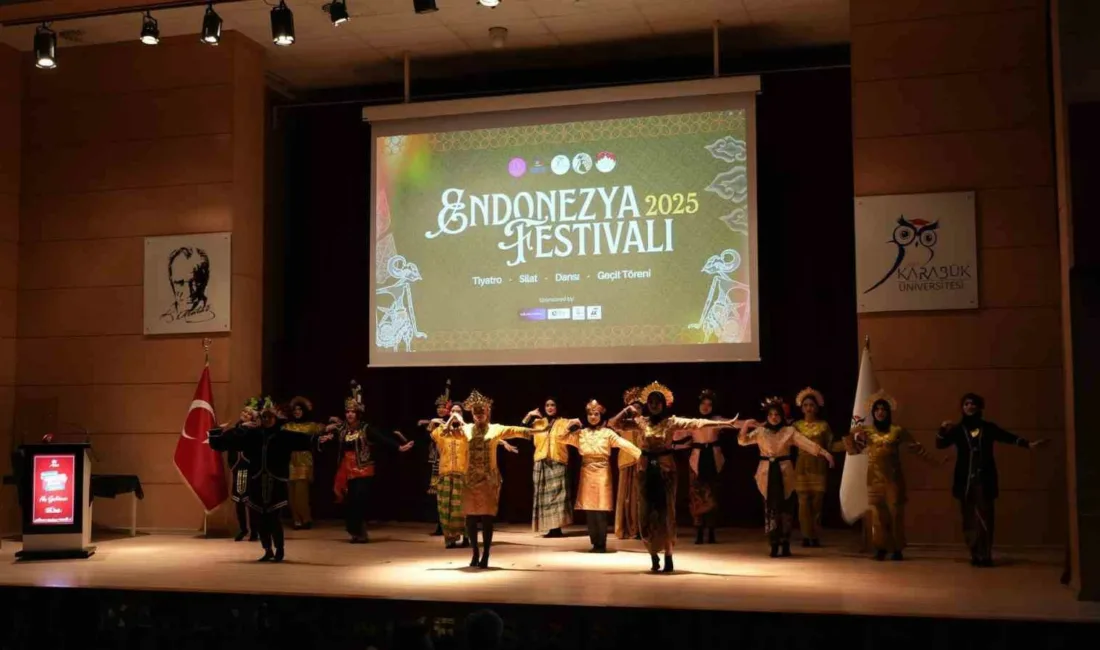 Karabük Üniversitesinde (KBÜ) düzenlenen “Endonezya Festivali”nde tiyatro, dans, geleneksel kıyafetler