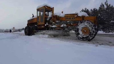 Bolu’nun Mudurnu ilçesinde yaşayan bir kişi, etkili olan kar yağışı