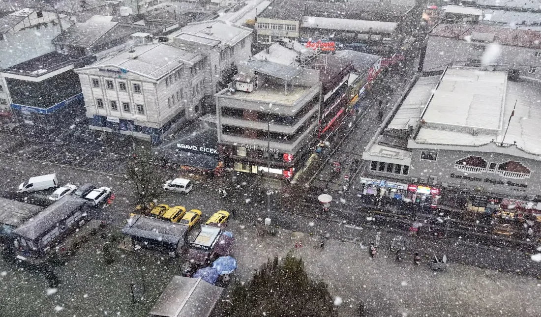 Düzce’de etkili olan kar yağışı kenti beyaz bir örtüyle kapladı.