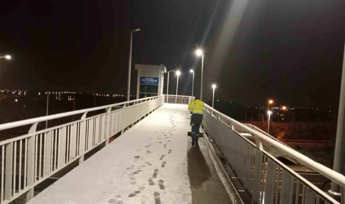 Kocaeli’de belediye ekipleri, kentte etkili olan kar yağışı nedeniyle ulaşımda