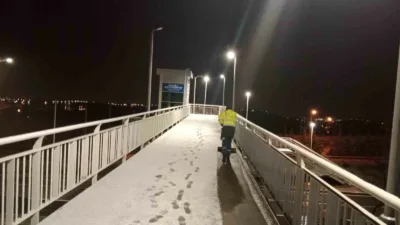 Kocaeli’de belediye ekipleri, kentte etkili olan kar yağışı nedeniyle ulaşımda