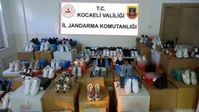 Kocaeli’nin Kartepe ilçesinde ünlü markalara ait bin 50 çift sahte