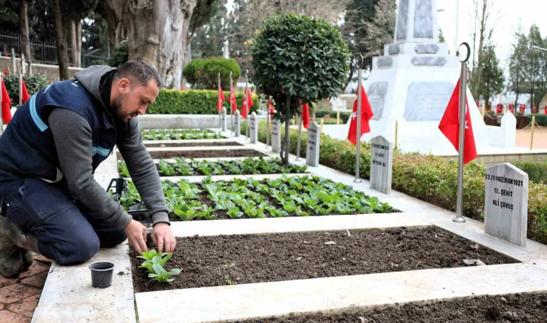Kocaeli Büyükşehir Belediyesi ekipleri, İzmit Bağçeşme’deki Namazgâh ve Polis şehitliklerinde