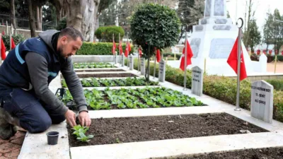 Kocaeli Büyükşehir Belediyesi ekipleri, İzmit Bağçeşme’deki Namazgâh ve Polis şehitliklerinde