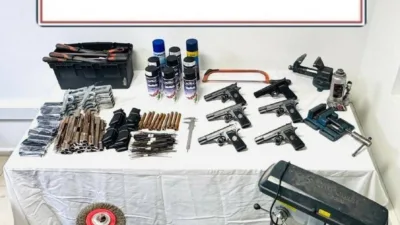 Kocaeli’nin Kartepe ilçesinde jandarma ekiplerince bir eve düzenlenen operasyonda, ruhsatsız