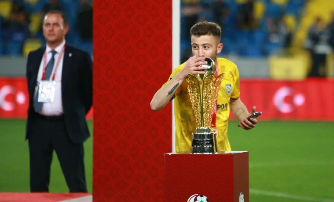 Kocaeli’de meydana gelen silahlı saldırıda 3 kişi silahla vurularak yaralandı.