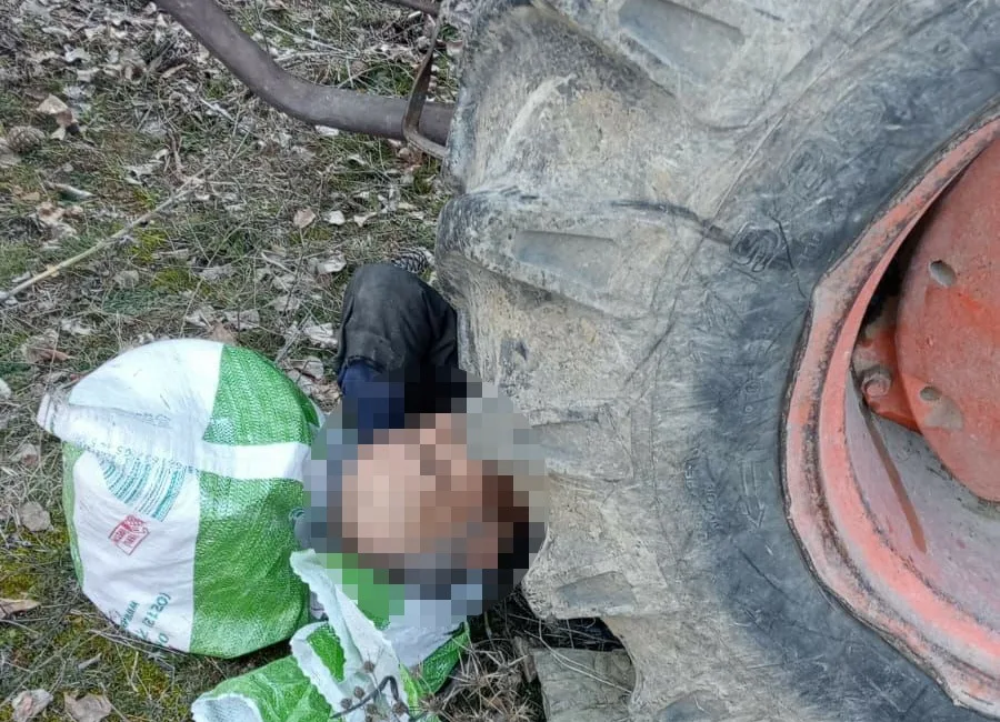 Bolu’nun Mudurnu ilçesinde kontrol etmek için durduğu traktörün hareket etmesi