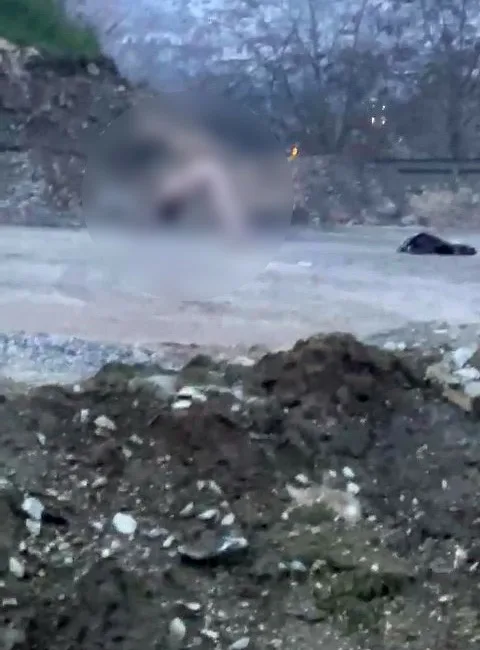 Kocaeli’nin İzmit ilçesinde köprü altında yaşanan garip olay, görenleri hem