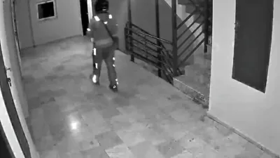Ankara’nın Sincan ilçesinde bir kurye sipariş getirdiği binanın merdivenlerine tuvaletini