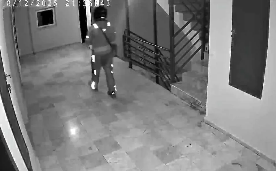 Ankara’nın Sincan ilçesinde bir kurye sipariş getirdiği binanın merdivenlerine tuvaletini