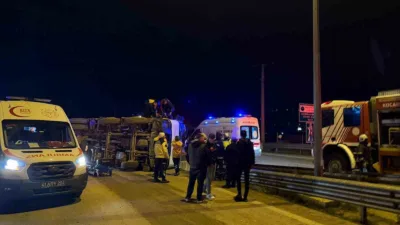 Kocaeli’de Kuzey Marmara Otoyolu girişinde beton mikserinin devrilmesi sonucu 2