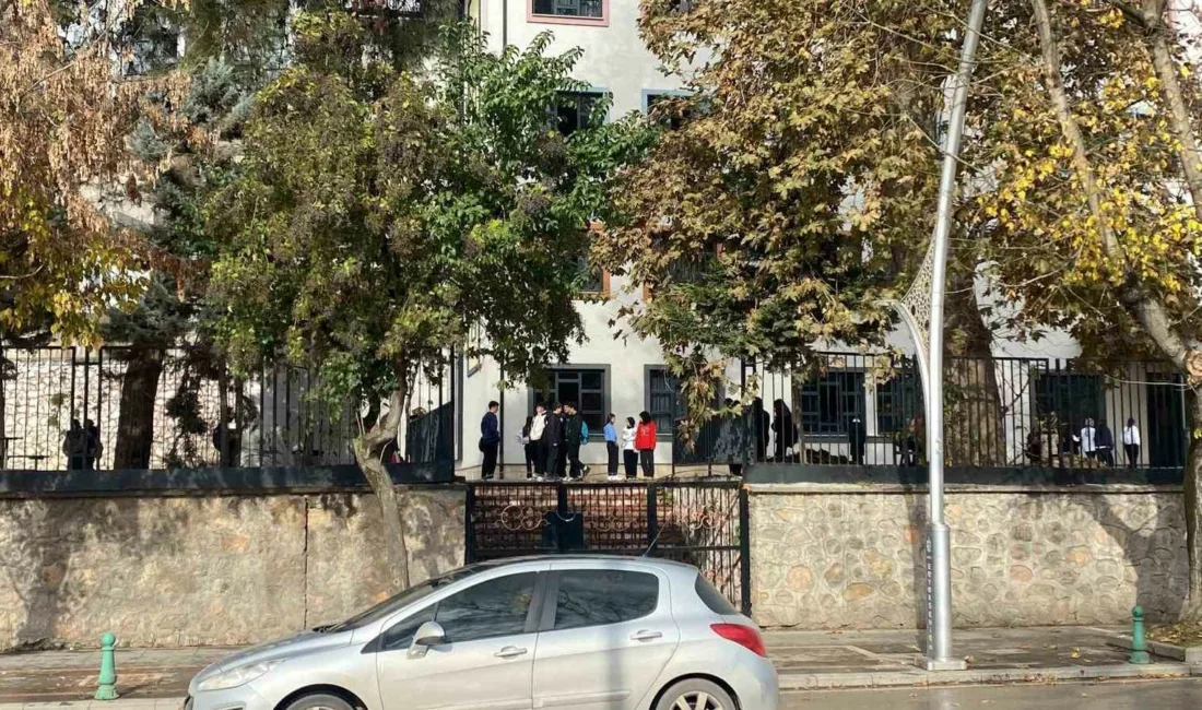 Kocaeli’nin İzmit ilçesinde eğitim gördüğü lisenin 3. katından düşen 15