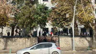 Kocaeli’nin İzmit ilçesinde eğitim gördüğü lisenin 3. katından düşen 15