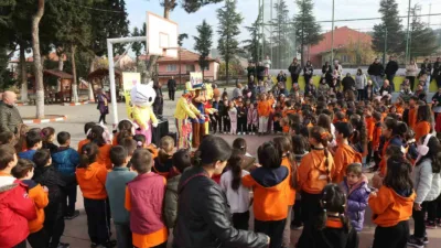 Balıkesir’in Sındırgı ilçesinde, deprem sonrası psikolojik olarak etkilenen öğrencilere destek