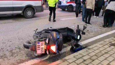 Bursa’nın İnegöl ilçesinde motosikletli sürücü karşıdan karşıya geçcen kadın yayaya