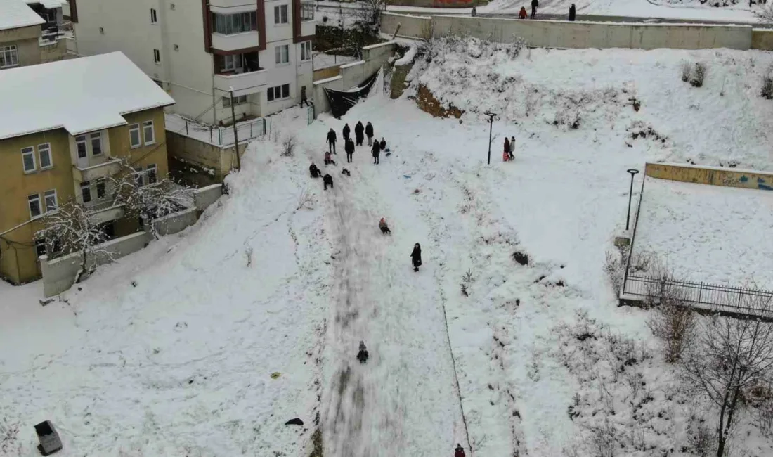 Kastamonu’da kar tatilini fırsat bulan çocuklar, beyaza bürünen şehirde sokaklara