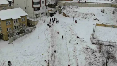 Kastamonu’da kar tatilini fırsat bulan çocuklar, beyaza bürünen şehirde sokaklara