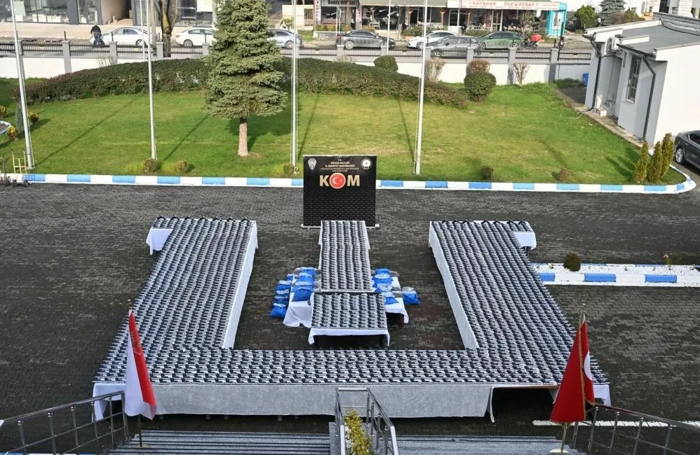 Düzce’de bir yolcu otobüsünde, İstanbul’a sevkiyatı yapılan 46 bin 655