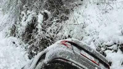 Düzce’de kar sebebiyle kayganlaşan yolda kontrolden çıkan otomobilin kanala uçtuğu