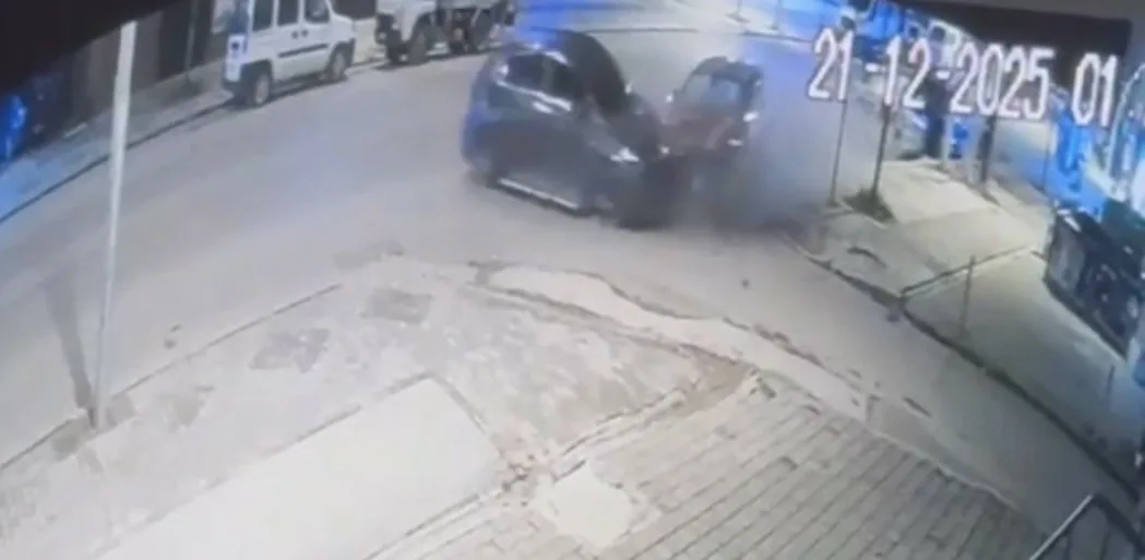 Düzce’de kontrolden çıkarak park halindeki araca çarpan otomobildeki 4 kişi