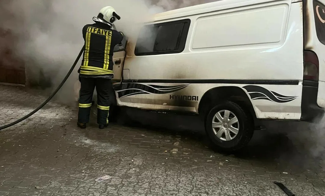Kastamonu’da park halindeyken motor aksamında yangın çıkan minibüs kullanılmaz hale