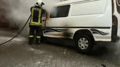 Kastamonu’da park halindeyken motor aksamında yangın çıkan minibüs kullanılmaz hale
