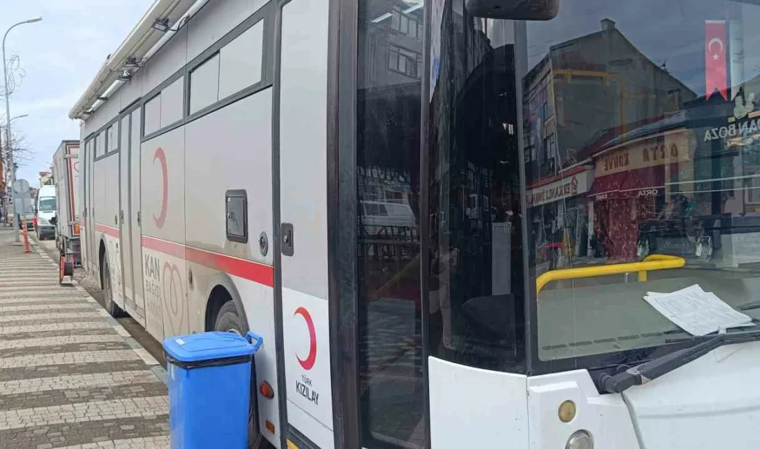 Bilecik’in Pazaryeri ilçesinde Çarşı Meydanı’nda konuşlandırılan mobil kan bağışı aracında