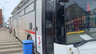 Bilecik’in Pazaryeri ilçesinde Çarşı Meydanı’nda konuşlandırılan mobil kan bağışı aracında