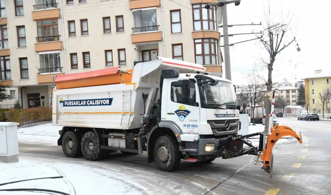 Pursaklar Belediyesi, etkili olan yoğun kar yağışıyla ilçe genelinde ulaşımın